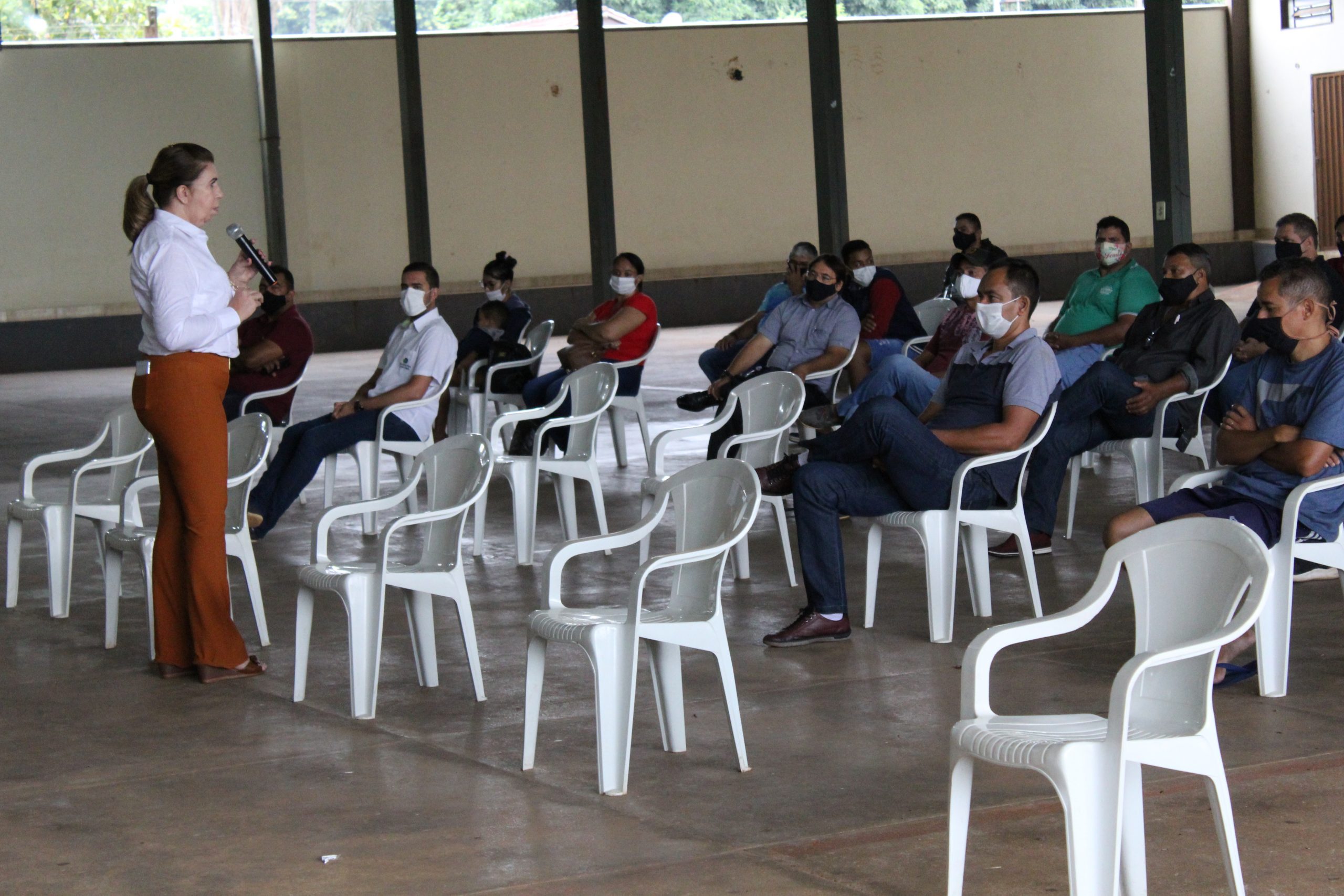 Prefeita Divina Zago em reunião com comerciantes.